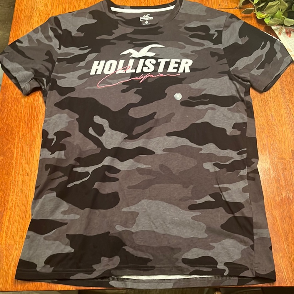Type-Hollister California Shirt - Size- Adult Medium - Color- Black & Grey Camo